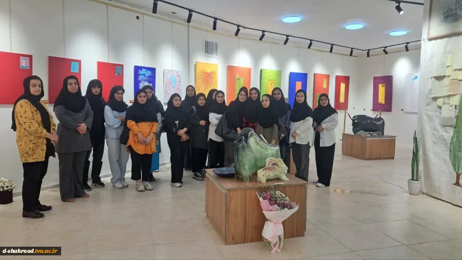 بازدید دانشجویان گروه هنر دختران شاهرود باهمراهی استاد معزز سرکار خانم لشکری از نمایشگاه نقاشی وحجم  2