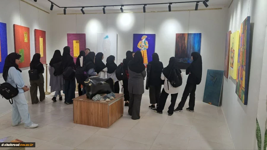 بازدید دانشجویان گروه هنر دختران شاهرود باهمراهی استاد معزز سرکار خانم لشکری از نمایشگاه نقاشی وحجم  3