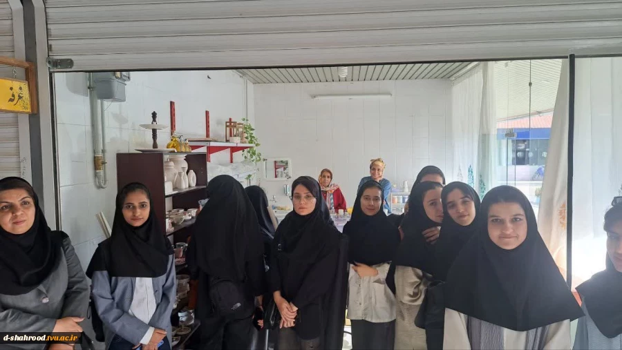 بازدید دانشجویان گروه هنر دختران شاهرود باهمراهی استاد معزز سرکار خانم لشکری از نمایشگاه نقاشی وحجم  4