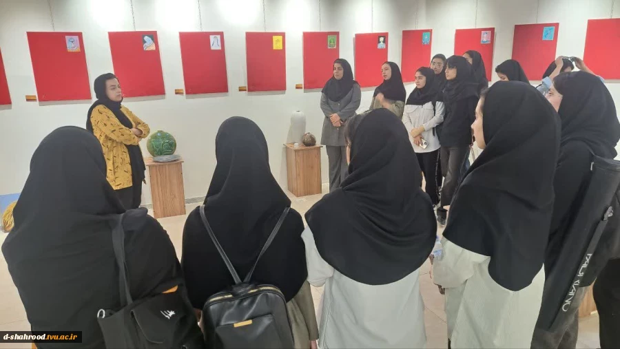 بازدید دانشجویان گروه هنر دختران شاهرود باهمراهی استاد معزز سرکار خانم لشکری از نمایشگاه نقاشی وحجم  5