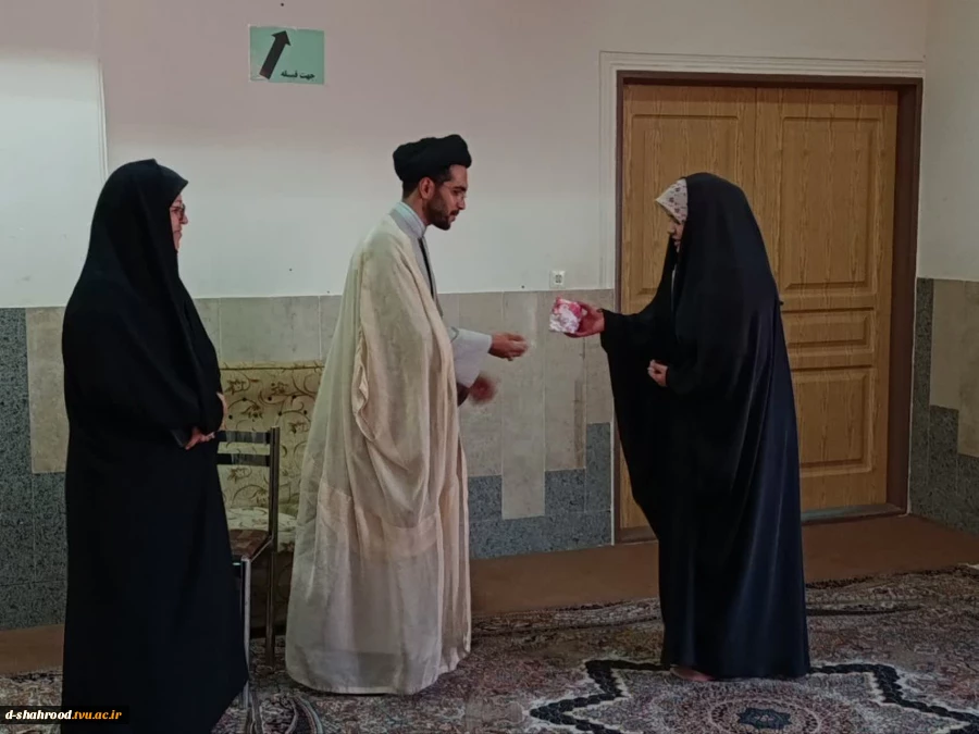 برگزاری جلسه به مناسبت روز پرستار و ولادت حضرت زینب(س) با موضوع  بازنگری شخصیت حضرت زینب (س)  4