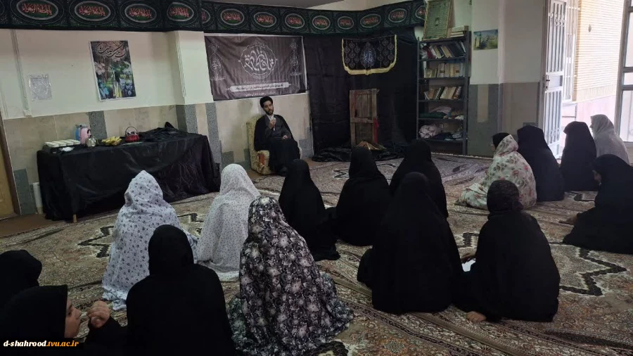 به مناسبت هفته‌ی قرآن و عترت برگزار گردید . 3