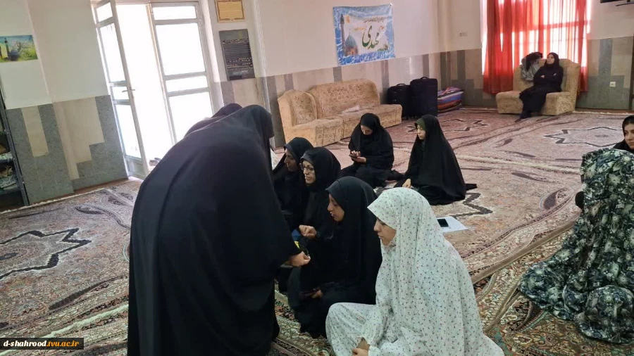 به مناسبت هفته‌ی قرآن و عترت برگزار گردید . 4