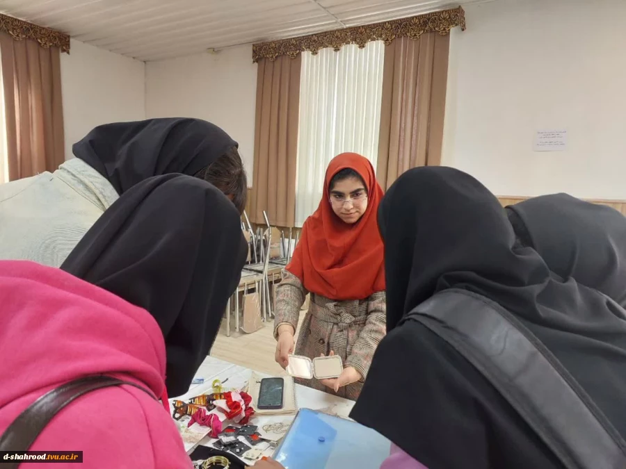 بازدید جمعی از کارآفرینان برتر حوزه پوشاک از دانشکده ملی مهارت دختران شاهرود به مناسبت هفته کارآفرینی 6