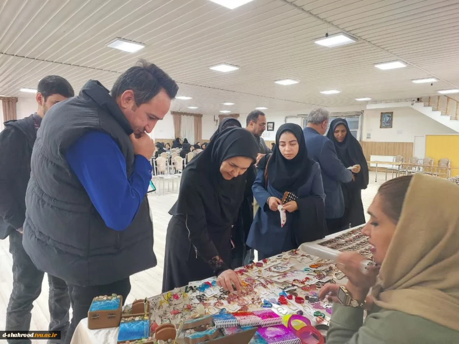 بازدید جمعی از کارآفرینان برتر حوزه پوشاک از دانشکده ملی مهارت دختران شاهرود به مناسبت هفته کارآفرینی 7