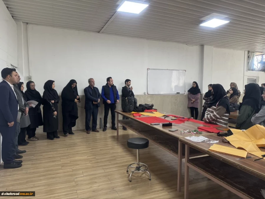 دیدار صاحبان برند و کارافرینان موفق در صنعت پوشاک شهرستان شاهرود با جمعی از دانشجویان گروه هنر به مناسبت هفته جهانی کارآفرینی 2