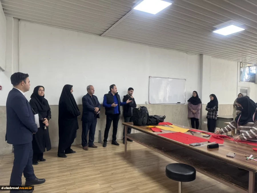 دیدار صاحبان برند و کارافرینان موفق در صنعت پوشاک شهرستان شاهرود با جمعی از دانشجویان گروه هنر به مناسبت هفته جهانی کارآفرینی 3