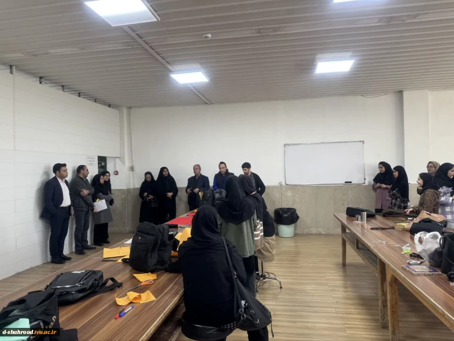 دیدار صاحبان برند و کارافرینان موفق در صنعت پوشاک شهرستان شاهرود با جمعی از دانشجویان گروه هنر به مناسبت هفته جهانی کارآفرینی 4