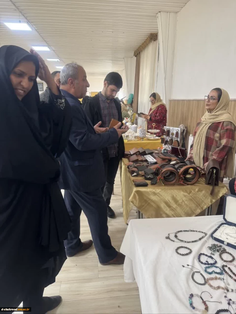 برپایی بازارچه هنری و صنایع دستی در دانشکده ملی مهارت دختران شاهرود 6