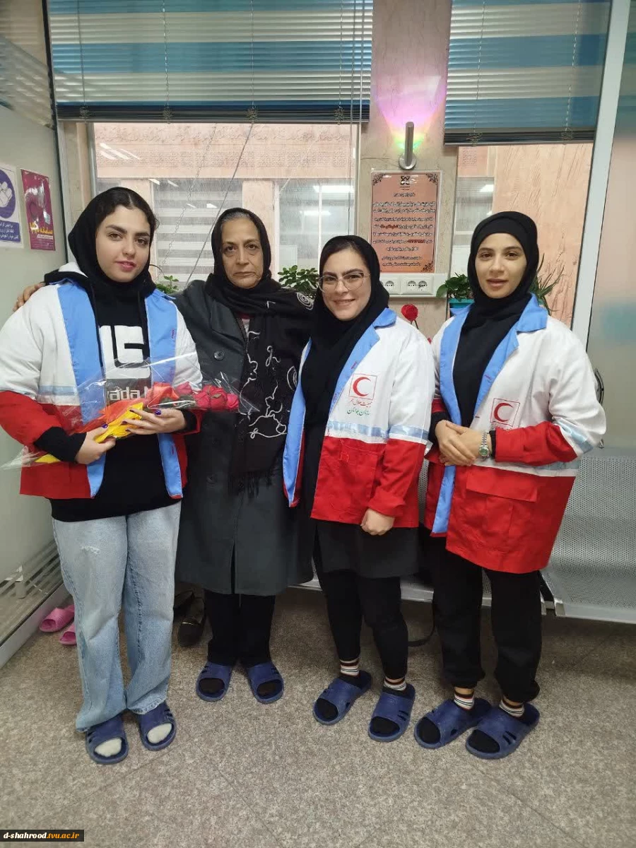 حضور اعضای کانون هلال احمر و کانون همیاران سلامت دانشکده ملی مهارت دختران شاهرود در مرکز درمانگاهی تخصصی همودیالیز رضویان 4