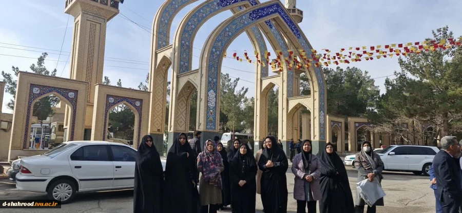 گلباران مزار شهدای شاهرود به مناسبت دهه مبارک فجر توسط دانشگاهیان دانشکده ملی مهارت دختران 5