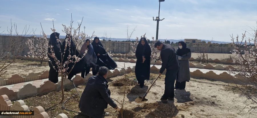 گرامی‌داشت هفته منابع طبیعی؛ کاشت ۳۰ نهال مثمر در محوطه خوابگاه دانشکده ملی مهارت دختران شاهرود 3