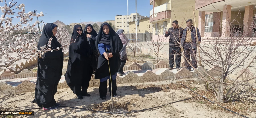 گرامی‌داشت هفته منابع طبیعی؛ کاشت ۳۰ نهال مثمر در محوطه خوابگاه دانشکده ملی مهارت دختران شاهرود 8