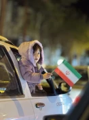 سایه بانی دارم که سه رنگ است و به آن میبالم 5