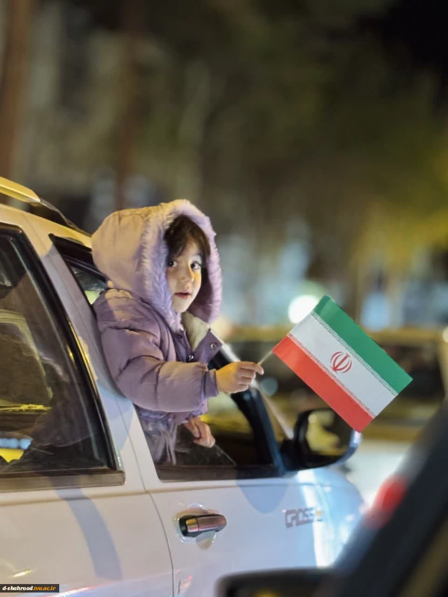 سایه بانی دارم که سه رنگ است و به آن میبالم 5