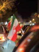 سایه بانی دارم که سه رنگ است و به آن میبالم 6