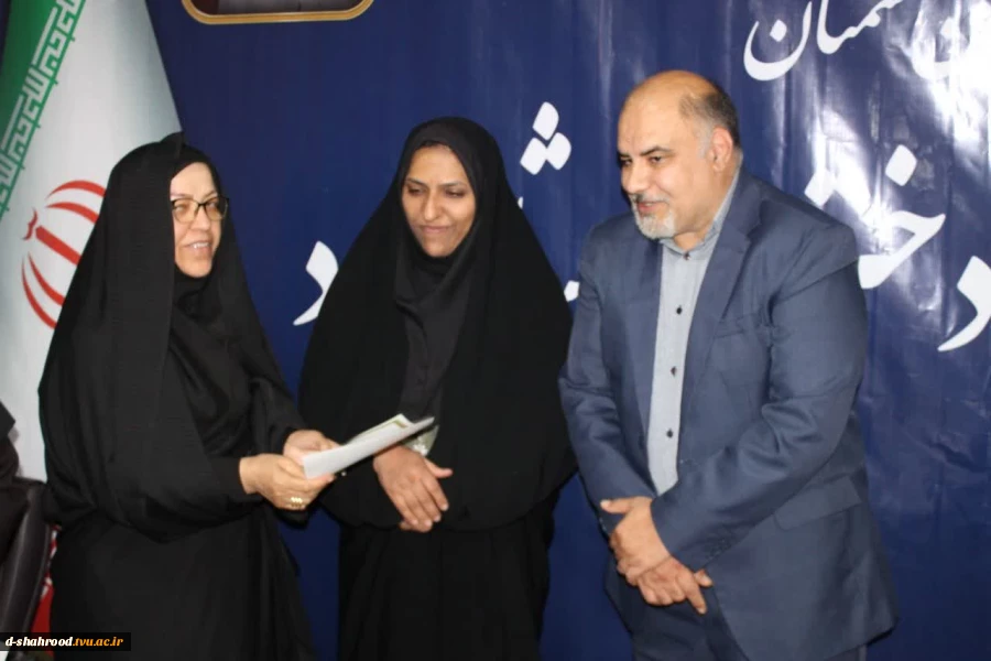 جلسه شورای اداری وتجلیل از همکاران در اغاز سال جدید  4
