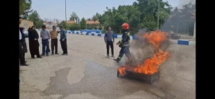  برگزاری دوره آموزشی ایمنی در برابر حوادث با همکاری سازمان آتش‌نشانی شهرستان شاهرود در دانشکده ملی مهارت دختران  دوره آموزشی ایمنی در برابر حوادث با همکاری سازمان آتش‌نشانی شهرستان شاهرود و با حضور دکتر مریم علی ئی رئیس دانشکده ملی مهارت دختران، جمعی از ک