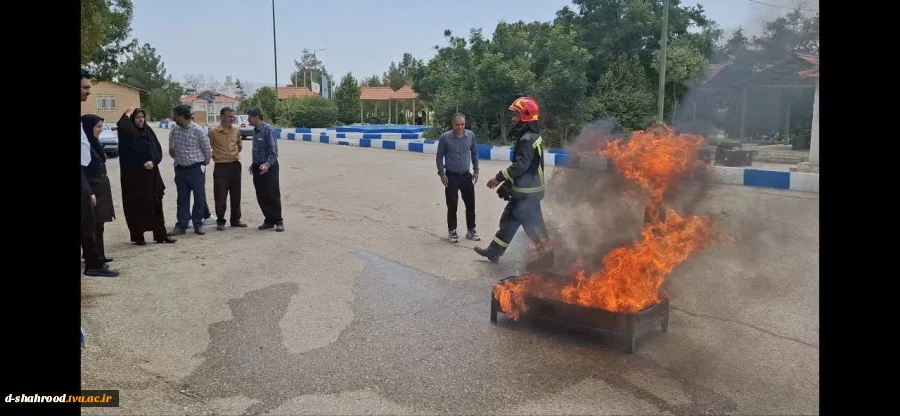  برگزاری دوره آموزشی ایمنی در برابر حوادث با همکاری سازمان آتش‌نشانی شهرستان شاهرود در دانشکده ملی مهارت دختران  دوره آموزشی ایمنی در برابر حوادث با همکاری سازمان آتش‌نشانی شهرستان شاهرود و با حضور دکتر مریم علی ئی رئیس دانشکده ملی مهارت دختران، جمعی از ک