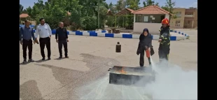  برگزاری دوره آموزشی ایمنی در برابر حوادث با همکاری سازمان آتش‌نشانی شهرستان شاهرود در دانشکده ملی مهارت دختران  دوره آموزشی ایمنی در برابر حوادث با همکاری سازمان آتش‌نشانی شهرستان شاهرود و با حضور دکتر مریم علی ئی رئیس دانشکده ملی مهارت دختران، جمعی از ک