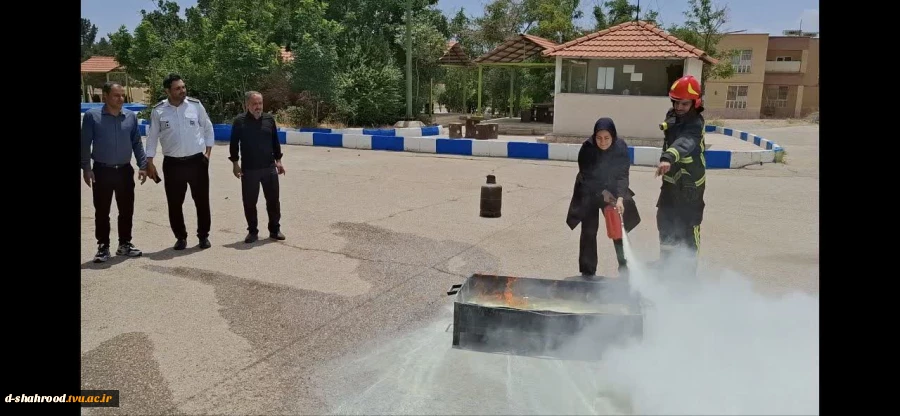  برگزاری دوره آموزشی ایمنی در برابر حوادث با همکاری سازمان آتش‌نشانی شهرستان شاهرود در دانشکده ملی مهارت دختران  دوره آموزشی ایمنی در برابر حوادث با همکاری سازمان آتش‌نشانی شهرستان شاهرود و با حضور دکتر مریم علی ئی رئیس دانشکده ملی مهارت دختران، جمعی از ک