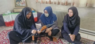  برگزاری نخستین جلسه آموزش سلاح ویژه کارکنان دانشکده ملی مهارت دختران شاهرود  نخستین جلسه آموزش سلاح ویژه کارکنان دانشکده ملی مهارت دختران شاهرود با همکاری بسیج ادارات شهرستان شاهرود و به همت پایگاه مقاومت بسیج کارمندان کوثر، با حضور دکتر علی‌یی، رئیس دان