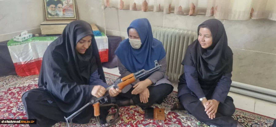  برگزاری نخستین جلسه آموزش سلاح ویژه کارکنان دانشکده ملی مهارت دختران شاهرود  نخستین جلسه آموزش سلاح ویژه کارکنان دانشکده ملی مهارت دختران شاهرود با همکاری بسیج ادارات شهرستان شاهرود و به همت پایگاه مقاومت بسیج کارمندان کوثر، با حضور دکتر علی‌یی، رئیس دان