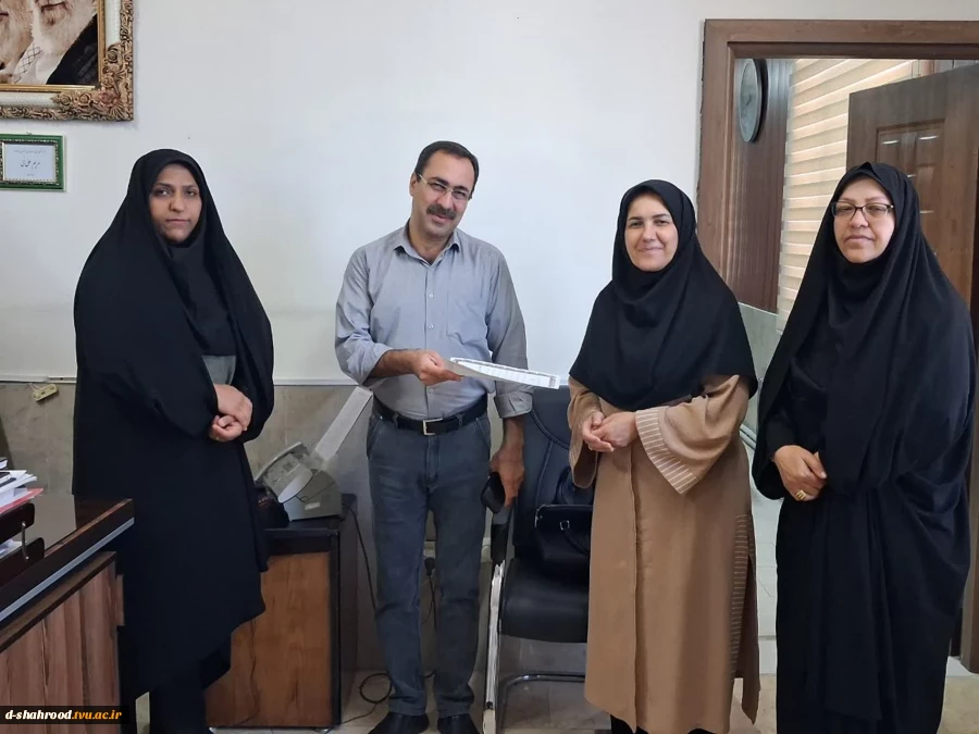 تجلیل از مسئول فناوری اطلاعات آموزشکده ملی مهارت دختران شاهرود به مناسبت روز فناوری اطلاعات  همزمان با فرارسیدن ۲۲ تیرماه، روز فناوری اطلاعات، رئیس و معاونین آموزشکده ملی مهارت دختران شاهرود با اهدای لوح تقدیر از تلاش‌ها و خدمات ارزنده مسئول فناوری اطلاع
