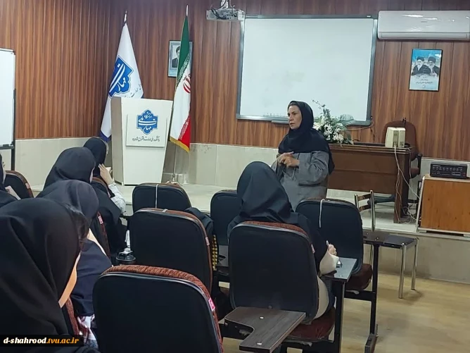 برگزاری جلسات توجیهی پروژه دانشجویان در ترم ۰۵۱ حوزه پژوهش معاونت آموزش و پژوهش آموزشکده دختران شاهرود با هدف آشنایی دانشجویان با فرآیند انجام پروژه، ضوابط و مراحل مربوط به انتخاب، اجرا، ارائه و دفاع از پروژه، جلسات توجیهی پروژه ترم ۰۵۱ را برای سه گروه آموزشی برگزار کرد